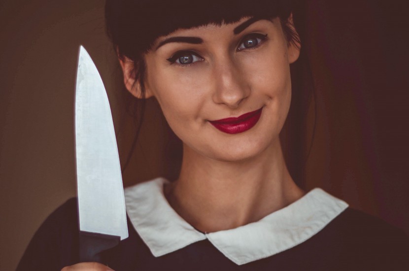 Girl-With-Knife-830x550
